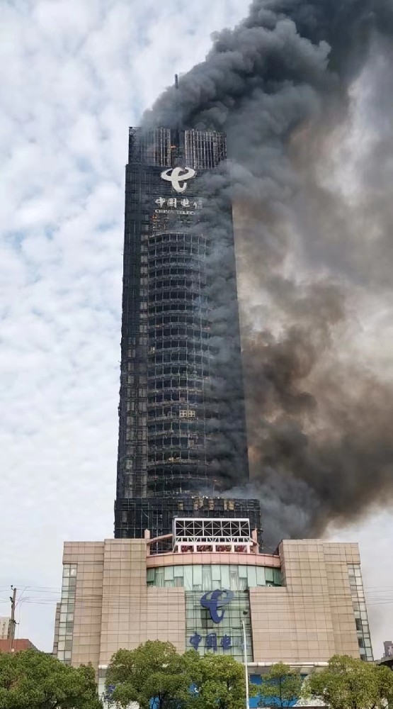 長(zhǎng)沙電信大廈火災(zāi)再敲警鐘！超高層建筑消防難題何解？